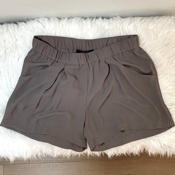 BCBG Max Azria Lightweight Olive Green Shorts with Elastic Waist & Pockets Small - Picture 6 of 11